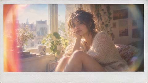 Polaroid Instant: Dreamy lo-fi Polaroid aesthetic.